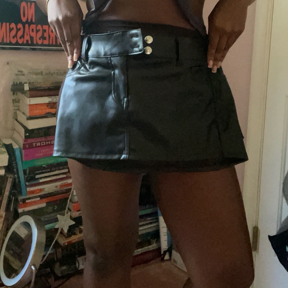 Black leather mini skirt - so cute and flattering! #miniskirt doesn’t fit me